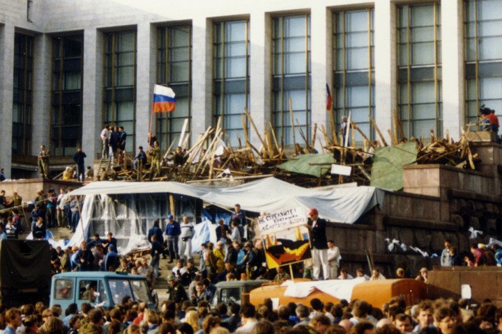 Barricate fuori dalla Casa Bianca di Mosca durante il putsch di agosto 1991 (fotografia di David Broad)