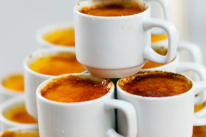 Crème brûlée servita in tazzine da caffè