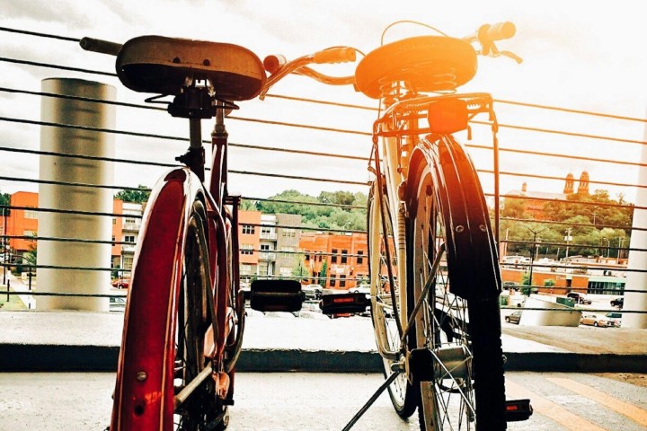 Bicicletta da donna parcheggiata a fianco di citybike