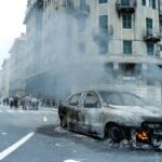 Genova, 2001: auto incendiata durante i giorni del G8 (fotografia di Ares Ferrari)