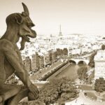 Chimera sul tetto di Notre Dame: sullo sfondo, la Senna e la torre Eiffel (fotografia di Kiko León)