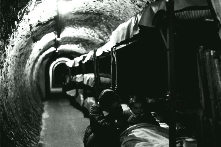 Rifugio antiaereo nella metropolitana di Londra durante la seconda guerra mondiale