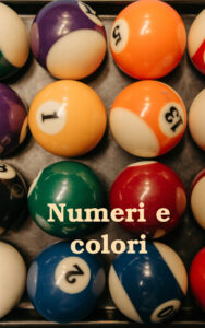 Palle da biliardo colorate e allineate