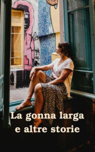 Figura femminile con gonna lunga alla finestra